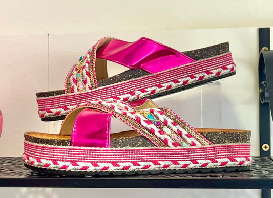 Vivi cross strap sliders (size up)